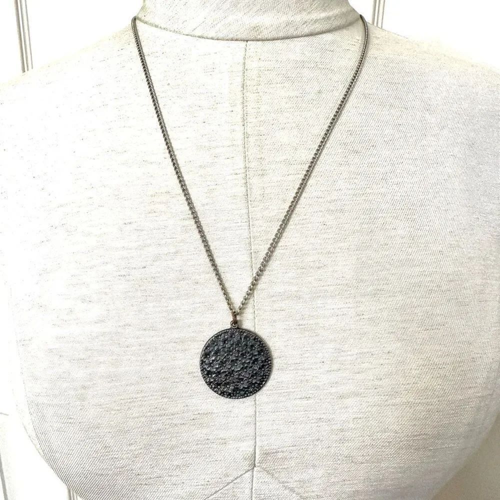 Silver tone circle floral pendant necklace